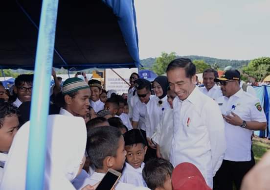 Presiden Jokowi  Kunjungi Posko Pengungsi Gempa di Tulehu
