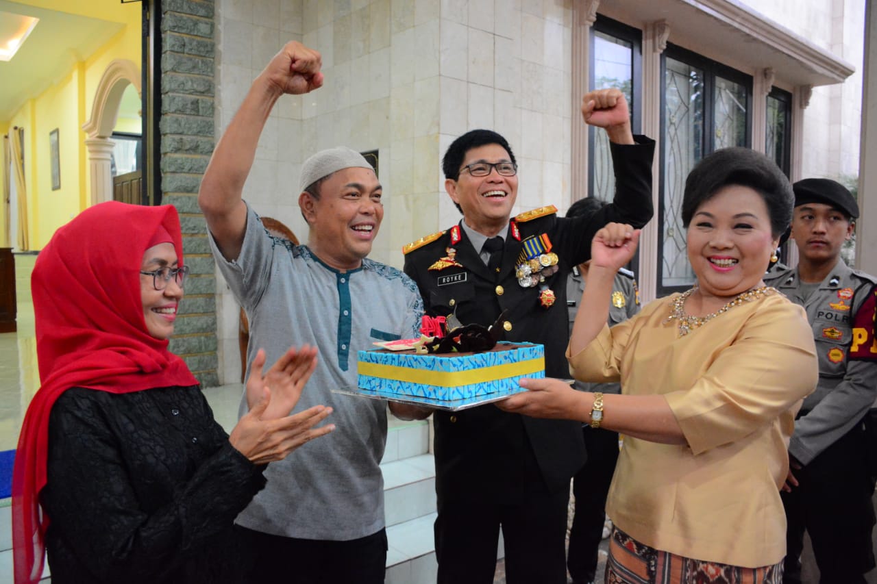 HUT TNI, Kapolda Beri Kejutan Kue Ultah Buat Pangdam XVI Pattimura