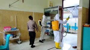 Brimob Maluku semprot disinfektan di RS. Langgur