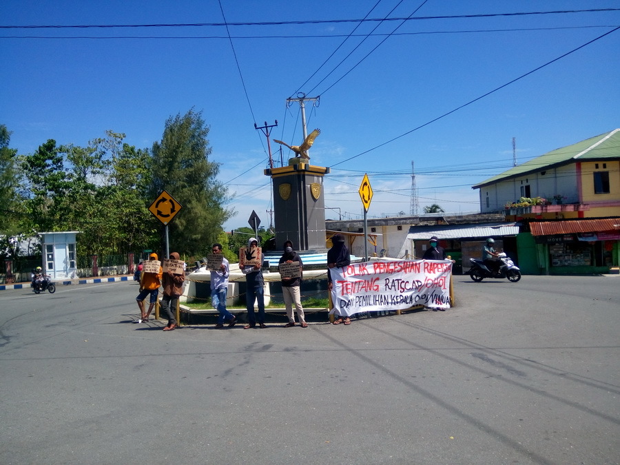 Ratusan Pemuda Kota Tual Demo DPRD Batalkan Ranperda Pilkades Turunan