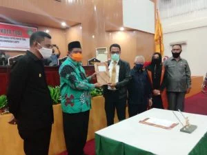 Penyerahan rekomendasi LKPJ 2019 DPRD Kota Tual kepada Walikota Tual Penyerahan rekomendasi LKPJ 2019 DPRD Kota Tual kepada Walikota Tual