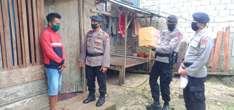 Sambut Bhayangkara 74, Brimob Maluku Bagi Sembako & Masker Buat Warga Letvuan