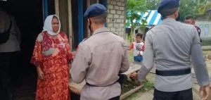 Brimob Maluku Sambangi warga Letvuan bagi sembako dan masker Tual News – Dalam rangka menyambut hari Bhayangkara ke 74 tanggal 1 Juli 2020 mendatang, Batalyon C Pelopor Brimob Polda Maluku, menggelar bakti sosial dengan membagikan sembako dan masker kepada warga masyarakat di Kabupaten Maluku Tenggara, Propinsi Maluku.