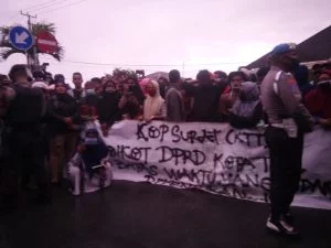 Aksi demo warga KTT di DPRD Kota Tual