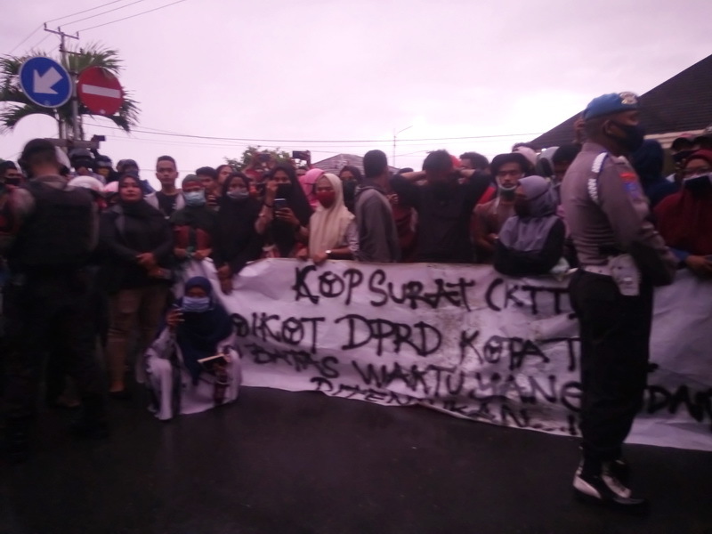 Aksi demo warga ktt di dprd kota tual