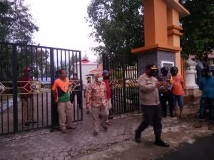 Kapolres Malra antar Wakil Ketua DPRD Kota Tual datang menemui para pendemo warga KTT