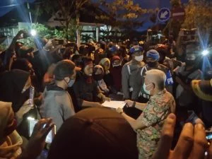 koordinator aksi demo warga KTT serahkan pernyataan sikap kepada Wakil Ketua DPRD Kota Tual