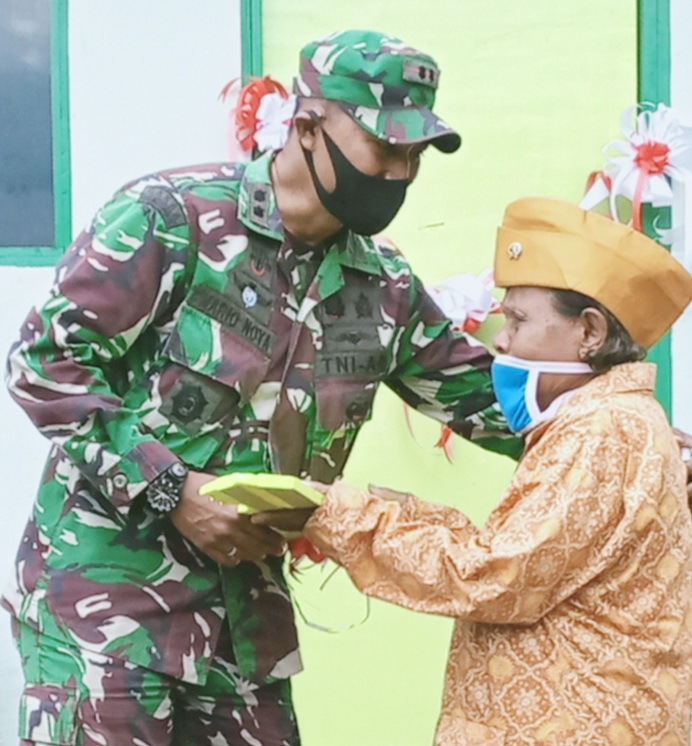 HUT RI ke 75, Dua Veteran Nuhu Evav Terima Kado Rumah Layak Huni Dari TNI