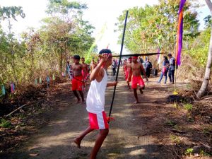Generasi Muda Dusun Vatraan, Kota Tual ketika menjemput rombingan Walikota Tual memasuki Teluk Luv, dengan tarian adat Kei