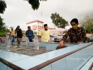 Hamud minta doa restu di makam Orang Tual