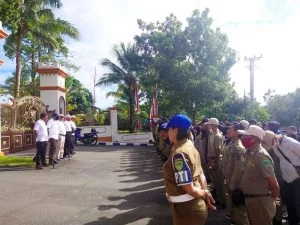 Kasatpol PP Kota Tual, Ibrahim Tamher, gelar apel ratusan Anggota Satpol PP di Pendopo Yarler
