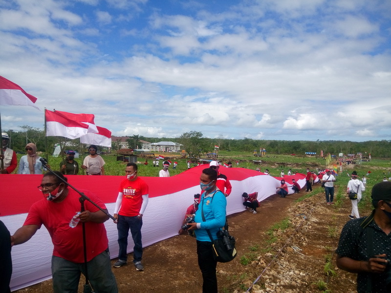 Kirab Merah Putih APEC & OMK Langgur Ajak Pemuda Bersatu di HUT RI 75