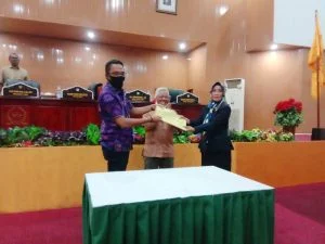 Penyerahan empat dokumen Ranperda Pilkades Kota Tual kepada Pimpinan DPRD