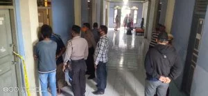 Polres Maluku Tenggara datangi TKP dan memasang police line di kamar kost korban meninggal Pegawai PN Tual