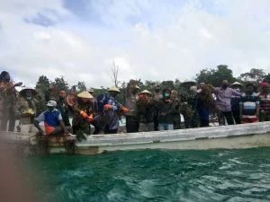 Waka DPRD Kota Tual besama Forkopimda dampingi Walikota panen raya rumput laut di Teluk Luv