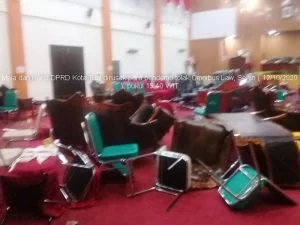 Para Pendemo Tolak Omnibus Law Banting Meja Dan Kursi Dprd Kota Tual Para pendemo tolak omnibus law banting meja dan kursi dprd kota tual