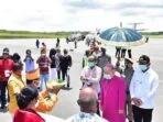 Uskup-Amboina-dijemput-secara-adat-kei Penjemptan secara Adat Kei Uskup Diosis Amboina di Bandara Karel Sadsuitubun Langgur, Jumat ( 13/11/2020 )