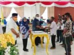 Anggota-DPRD-Kota-Tual-dari-PDI---Perjuangan-Aleks-Bima-Betaubun--serahkan-bantuan-kepada-nelayan-di-Kota-Tual