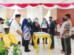 Anggota-DPRD-Kota-Tual-dari-PKS,-Ny.-Aisa-Renhoat-serahkan-bantuan-kepada-para-nelayan-di-Kota-Tual