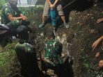 Anggota TNI dari Kodim 1503 Tual laksanakan pengalian kubur untuk pemakaman pasien covid 19 di TPU Perumnas