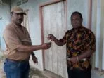 Kasat-Resnarkoba-Polres-Tual-serahkan-kunci-gembok-rumah-penampung-miras-sopi-kepada-Ketua-Lingkungan-Desa-Taar