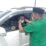 Ketua-GP-Ansor-Malra-pasang-masker-kepada-warga-yang-melintasi-jembatan-vatdek