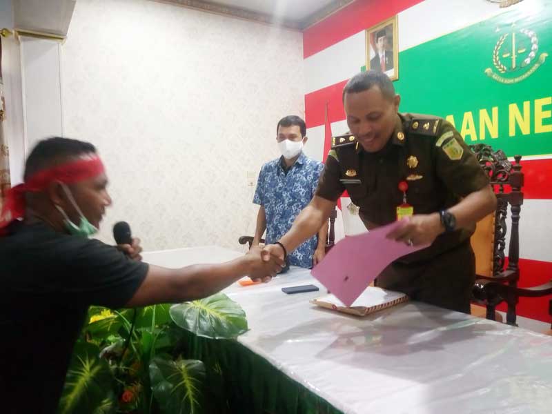 Kasi Pidsus Kejaksaan Negeri Tual, Chrisman Sahettapy SH.MH, ketika menerima laporan Aliansi Pemuda Dusun Fair terkait Kasus Dugaan Korupsi Dana Desa Dusun Fair, Kota Tual beberapah waktu lalu