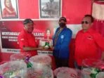 ketua-GAMKI-Kota-Tual-terima-nasi-tumpeng-di-HUT-PDI-perjuangan
