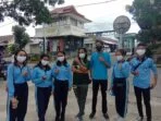 wakasek-kesiswaan-bersama-para-murid-usai-pembagian-masker-dipasar-Langgur