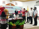 Wawali kalungkan kain kepada Narasumber Musrengbang Kota Tual 2022