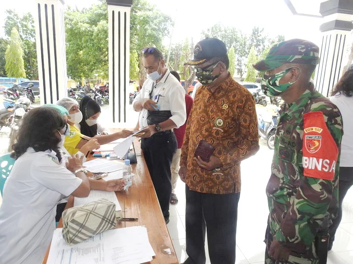 Babinsa Koramil Tual kawal vaksinasi covid-19 bagi purnawirawan bersama isteri