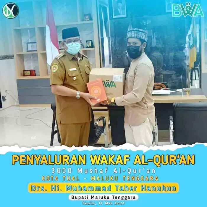 Bupati Maluku Tenggara, Muhammad Taher Hanubun, yang juga menerima penyerahan Al-Qur'an dari Ketua Pemuda Hijrah Kei, Salim Bugis, di Kantor Bupati Malra