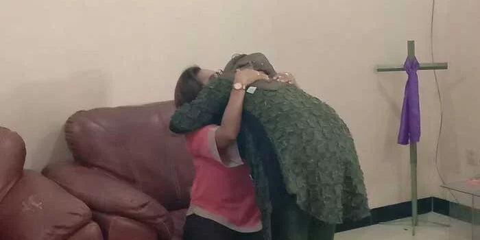 Ibu-Pelaku-Dan-Isteri-Korban-Kasus-Wearhir-Saling-Berpelukan-Dan-Memaafkan Ibu pelaku dan isteri korban kasus wearhir saling berpelukan dan memaafkan