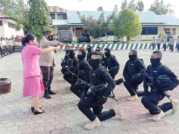 Kapolres Tual : Tim Elang Ujung Tombak Kamtibmas 1 Dua belas personil polres tual yang dipilih dalam tim khusus man yeu, dikuhkuhkan lewat upacara mandi kembang, pada apel pagi yang dipimpin kapolres tual, akbp alfaris pattiwael, senin ( 31/05/2021 )