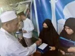 Kepala-Badan-Keuangan-Kota-Tual-bagi-hadiah-kepada-pemenang-lomba-baca-al-qur'an