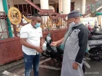 Pimpinan-Media-Marrine-News-mendapat-pelayanan-dari-AMGPM-sebelum-masuk-Masjid