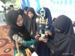 Srikandi PKS Kota Tual ikut membagikan hadiah kepada pemenang lomba