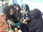 Srikandi-PKS-Kota-Tual-ikut-membagikan-hadiah-kepada-pemenang-lomba