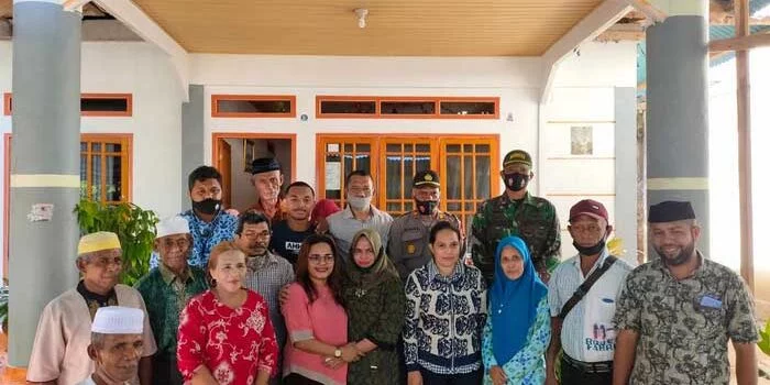 foto-bersama-antara-dua-keluarga-dalam-proses-perdamaian