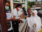 pembagian-masker-kepada-warga-jemaah-masjid-agung-Kota-Tual