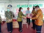 penyerahan-bantuan-sembako-kepada-panti-asuhan-diterima-walikota-tual-dan-bupati-malra