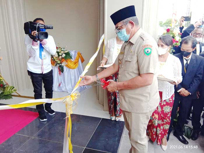 Bupati-Malra-melaksanakan-pengguntingan-pita-pada-Peresmian-dan-Pentahbisan-Gereja-Katolik-Santo-Yosep-Ohoijang-senin-14-Juni-2021.j