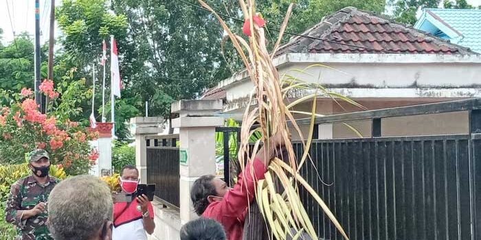 Engel-Jaflean-cabut-sasi-adat-Kei-Hawear-di-Kantor-BPN-Malra.