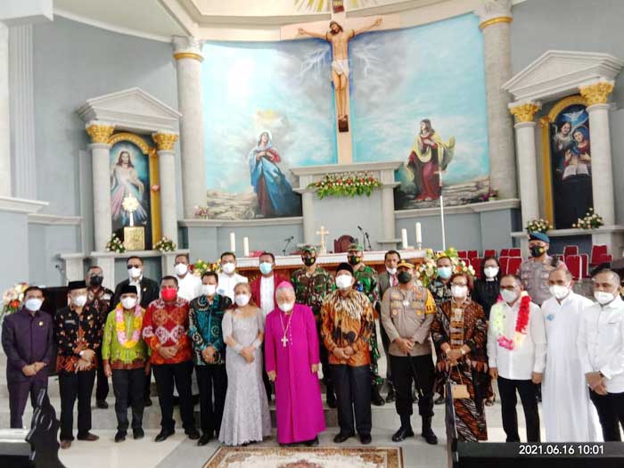 Foto-bersama-Uskup-Amboina-dengan-Para-Pejabat-Daerah-Kota-Tual-dan-DPRD-Maluku.