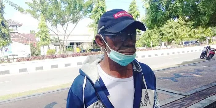 Pemilik-lahan-Josep-Rumangun-yang-pasang-Sasi-di-Kantor-BPN-Malra.