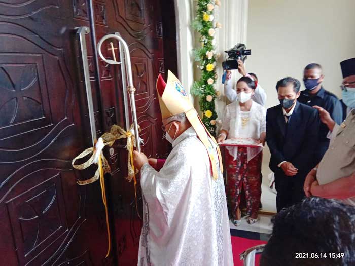 Uskup-Mandagi-membuka-pintu-Gereja-Katolik-Santo-Yosep-Ohoijang-14-Juni-2021