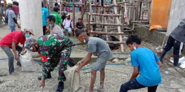 Koramil-Elat-bersama-warga-Ohoi-Yamtimur-pengecoran-Gereja-Katolik