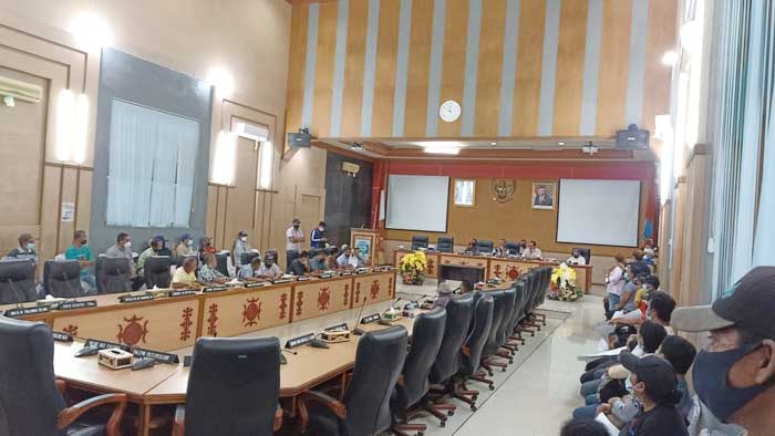 DPRD-Kota-Ambon-menerima-aspirasi-warga-Desa-Tawiri