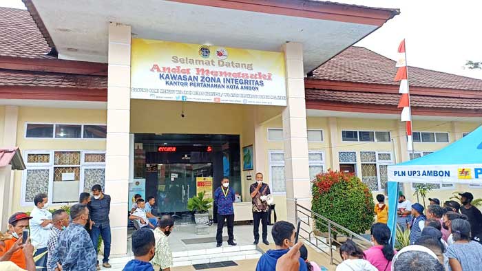 aksi-warga-tawiri-di-Kantor-BPN-Kota-Ambon