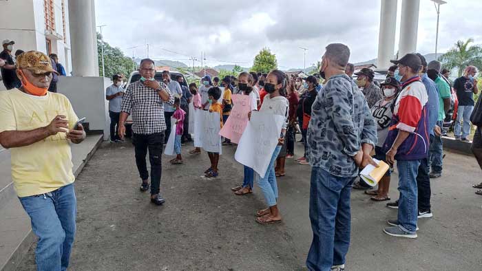 aksi-warga-tawiri-di-Kantor-DPRD-Propinsi-Maluku